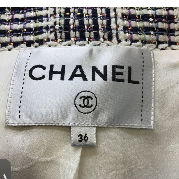 CHANEL WHITE/NAVY MULTI CC LOGO BUTTONED METALLIC DETAIL TWEED JACKET - Picture 4 of 9